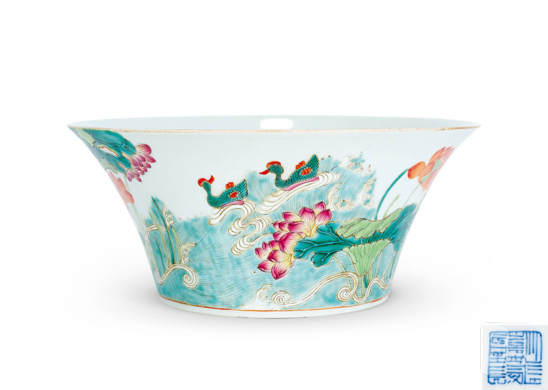 Lot826 清嘉庆 粉彩荷塘鸳鸯碗 - 图1